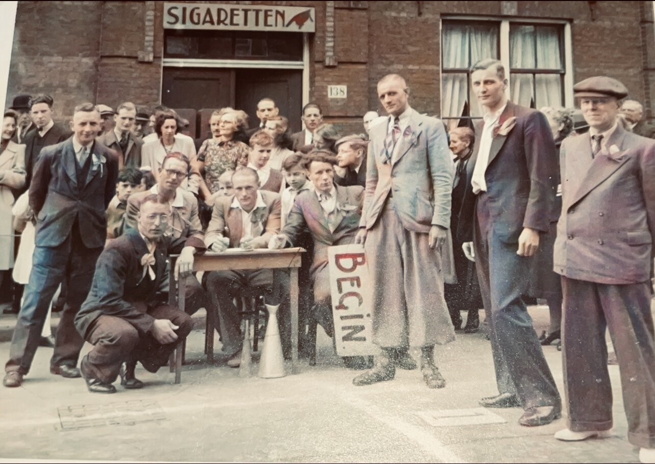 Giel Bessels (midden achter de tafel) tijdens een sponsorloop in 1945