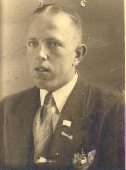pasfoto gemaakt rond 1941 voor de Duitse bezetter t.b.v. persoonsbewijs