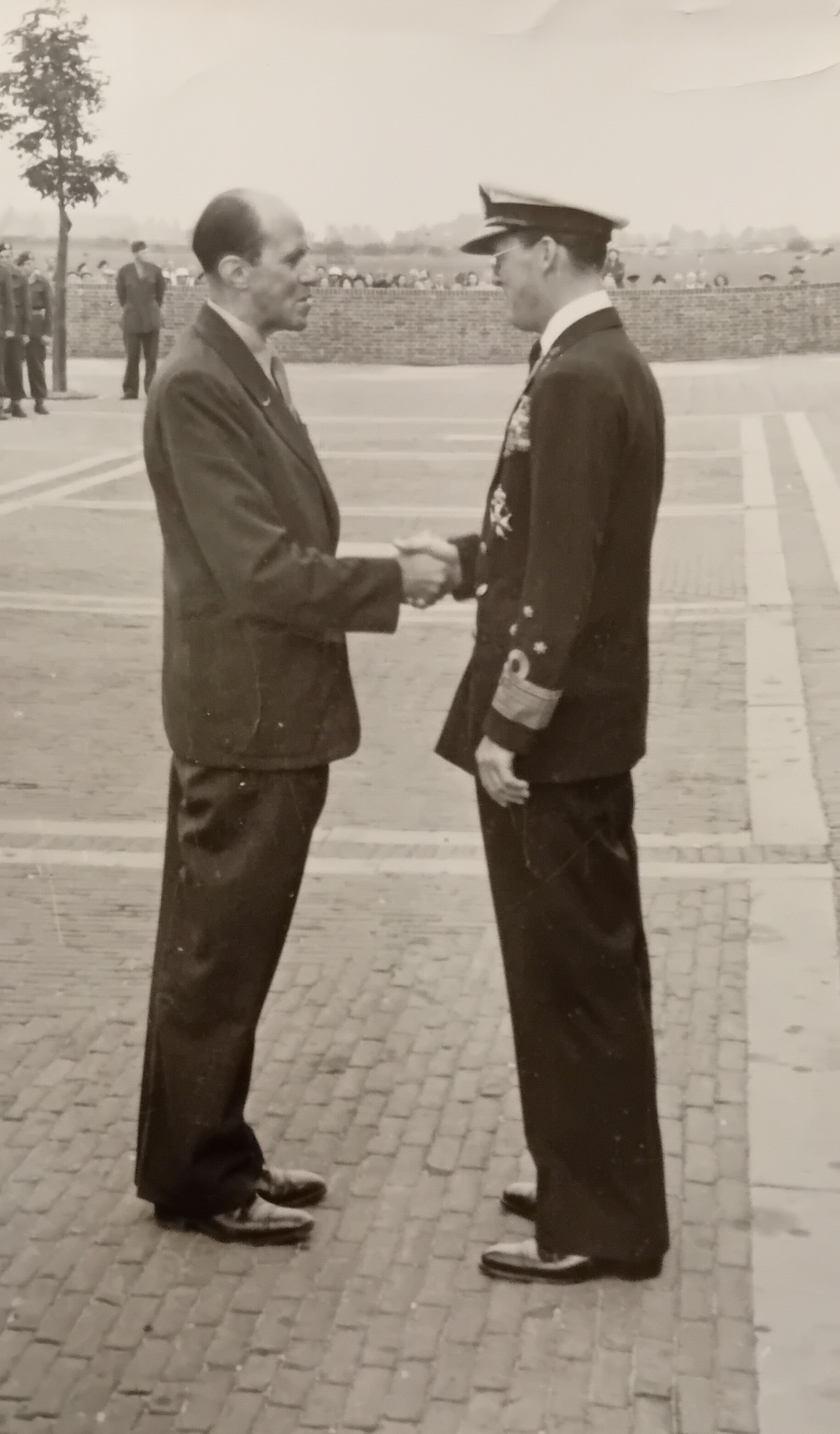 Uitreiking Bronzen Leeuw Officier in de Orde van Oranje Nassau. Met Prins Bernhard in Breda.