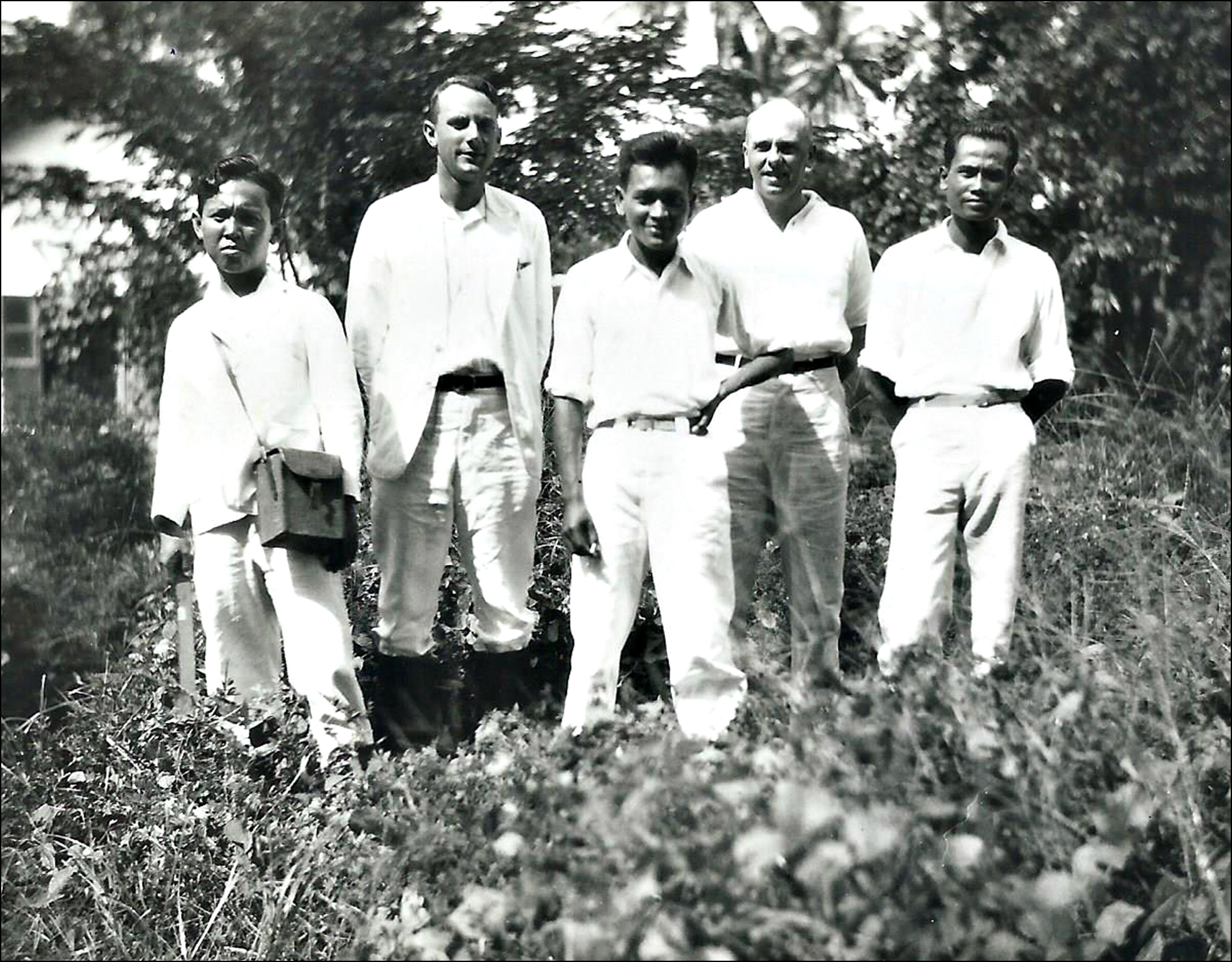 1932 - Staf tuinpersoneel Pasoeroean. Arend Postma (v.l.n.r. 4e persoon)