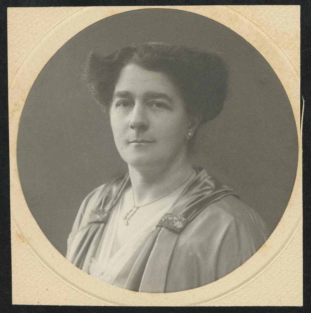 Portretfoto van Ida Schaap-Goldschmidt uit ca. 1900