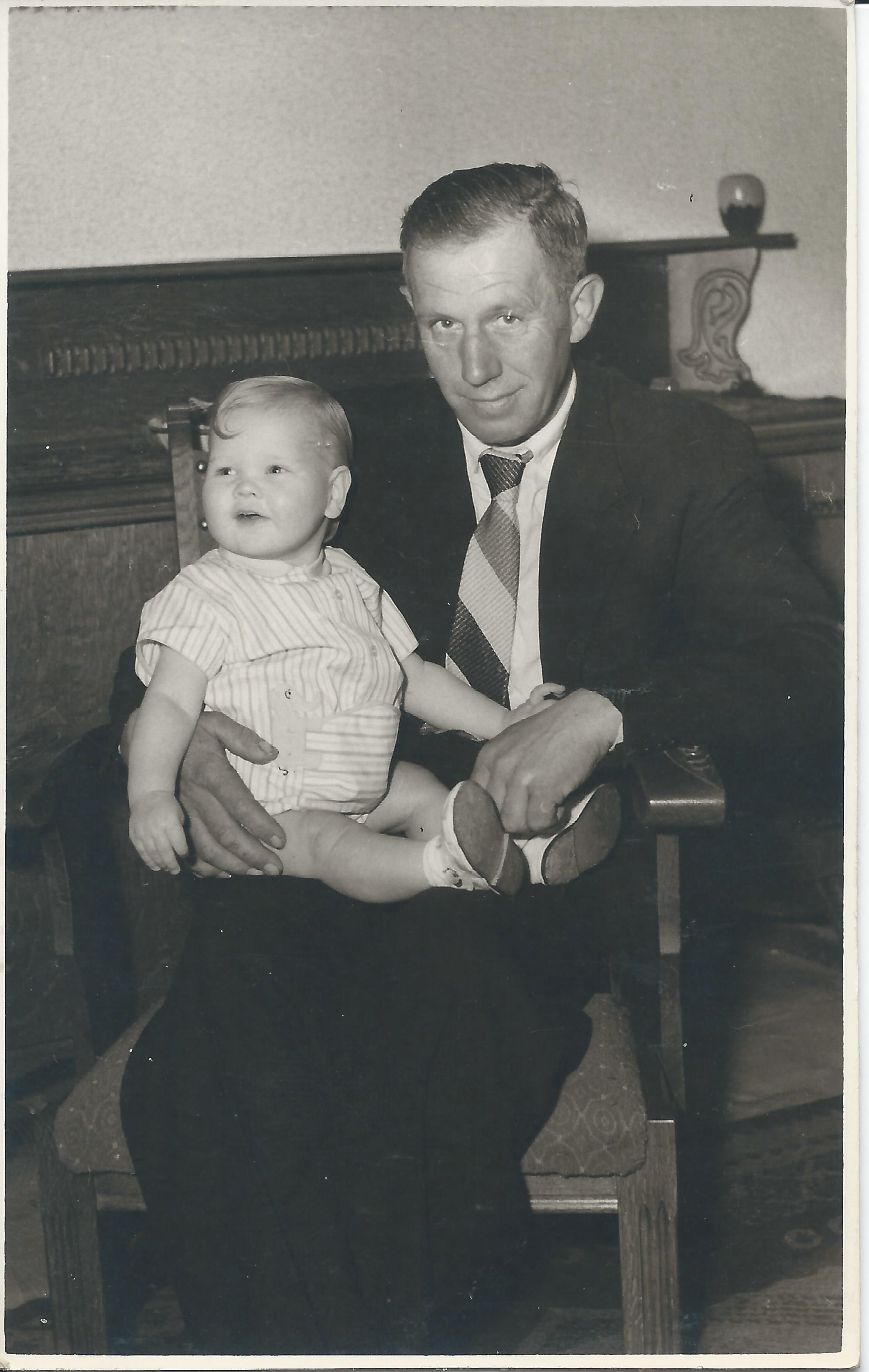 op schoot bij Opa van Aarle