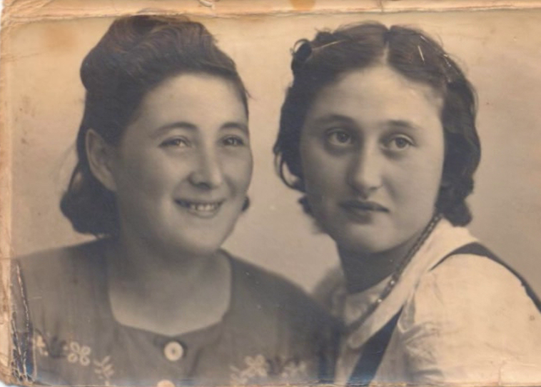 Bertha Ensel met haar jongere zus Salina Ensel