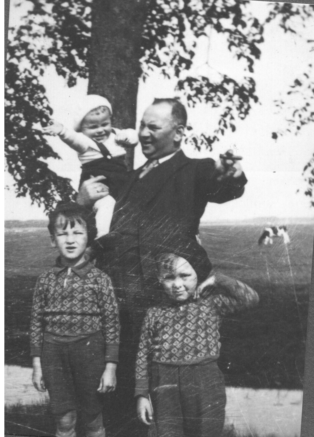 Benedictus Furth met zijn 3 zoons: Ad, Arthur en Bob Furth