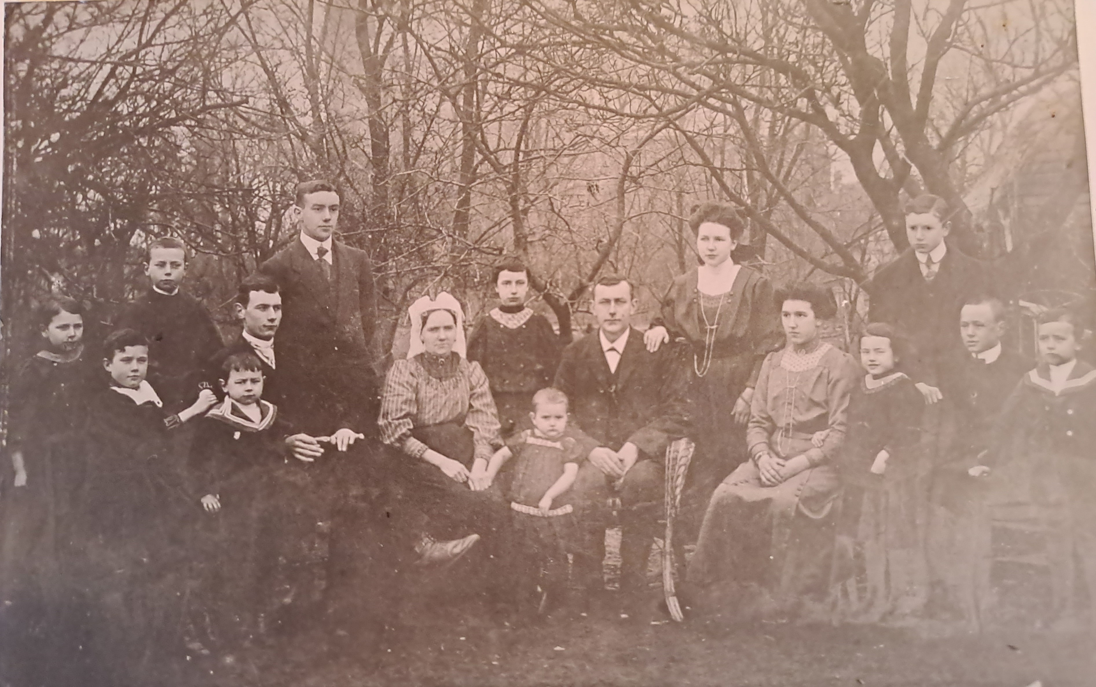 Zwartewaal 1913, Familie Kastelein, Willem (1890-1963), vijfde van links, zittend