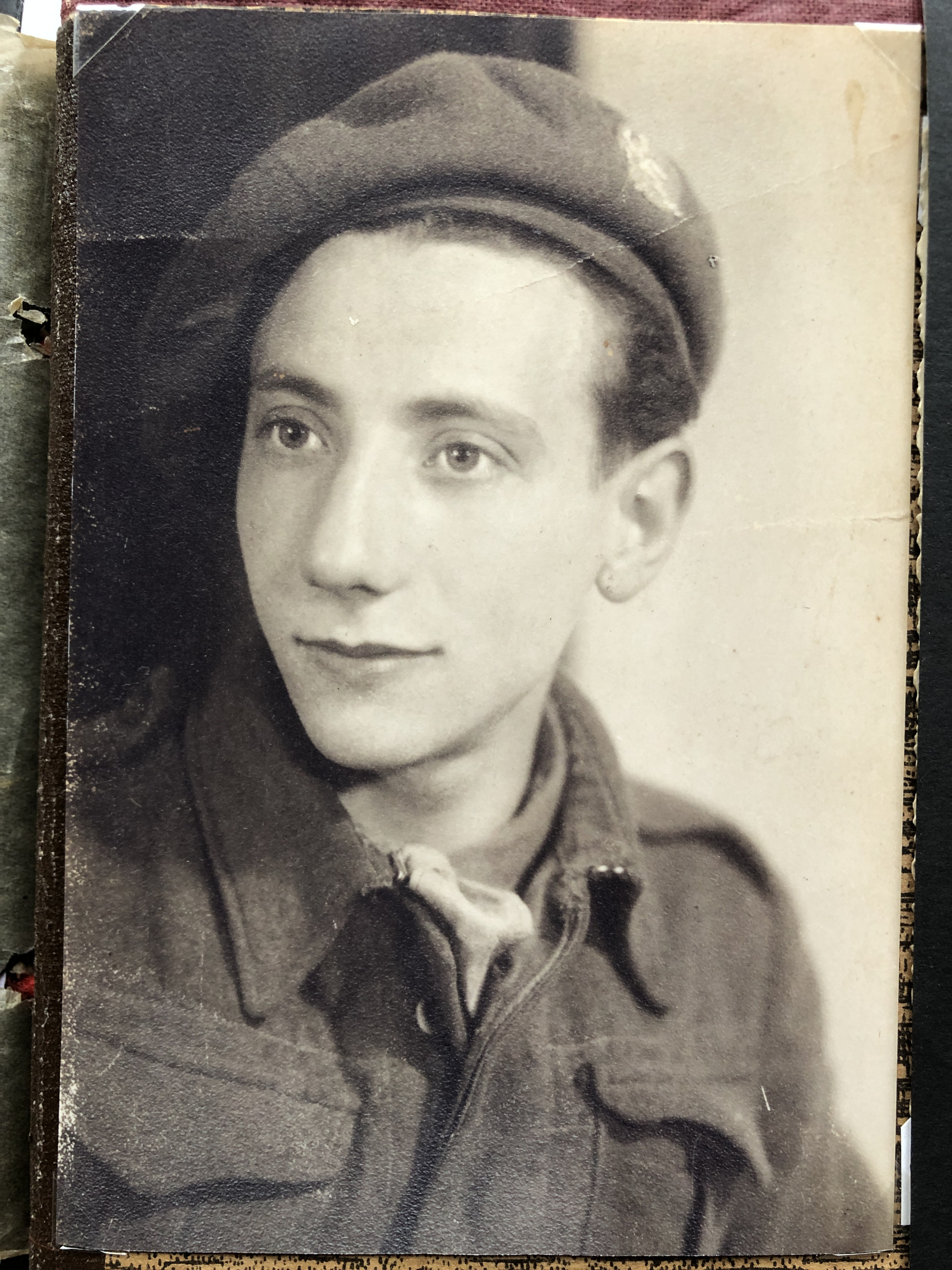 Joseph Dingsdag, in Canadees Uniform, Prinses Irene Brigade, april 1944