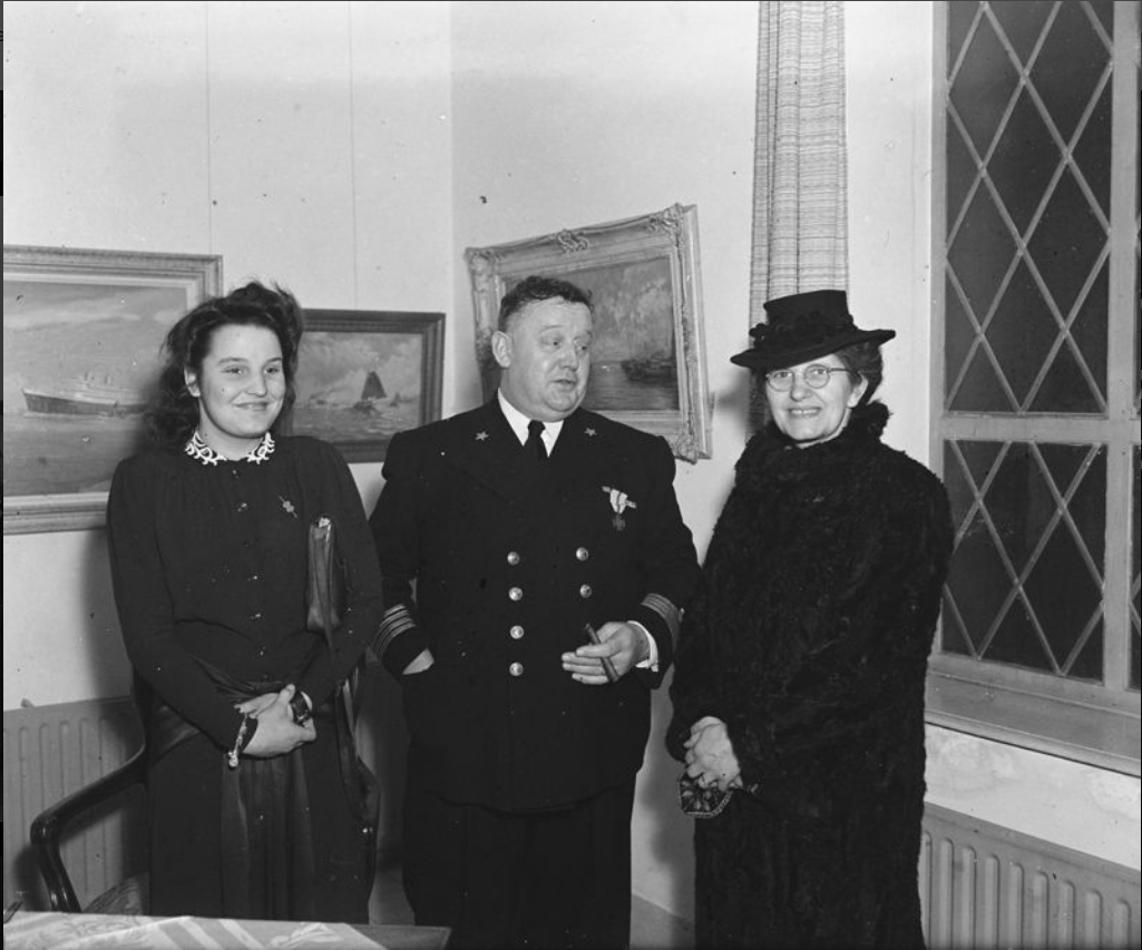 kapt. C.J.H. Wijker ontvangt het Bronzen Kruis 28.01.1946 hier samen met zijn vrouw C. Thesing en dochter H.C. Wijker
