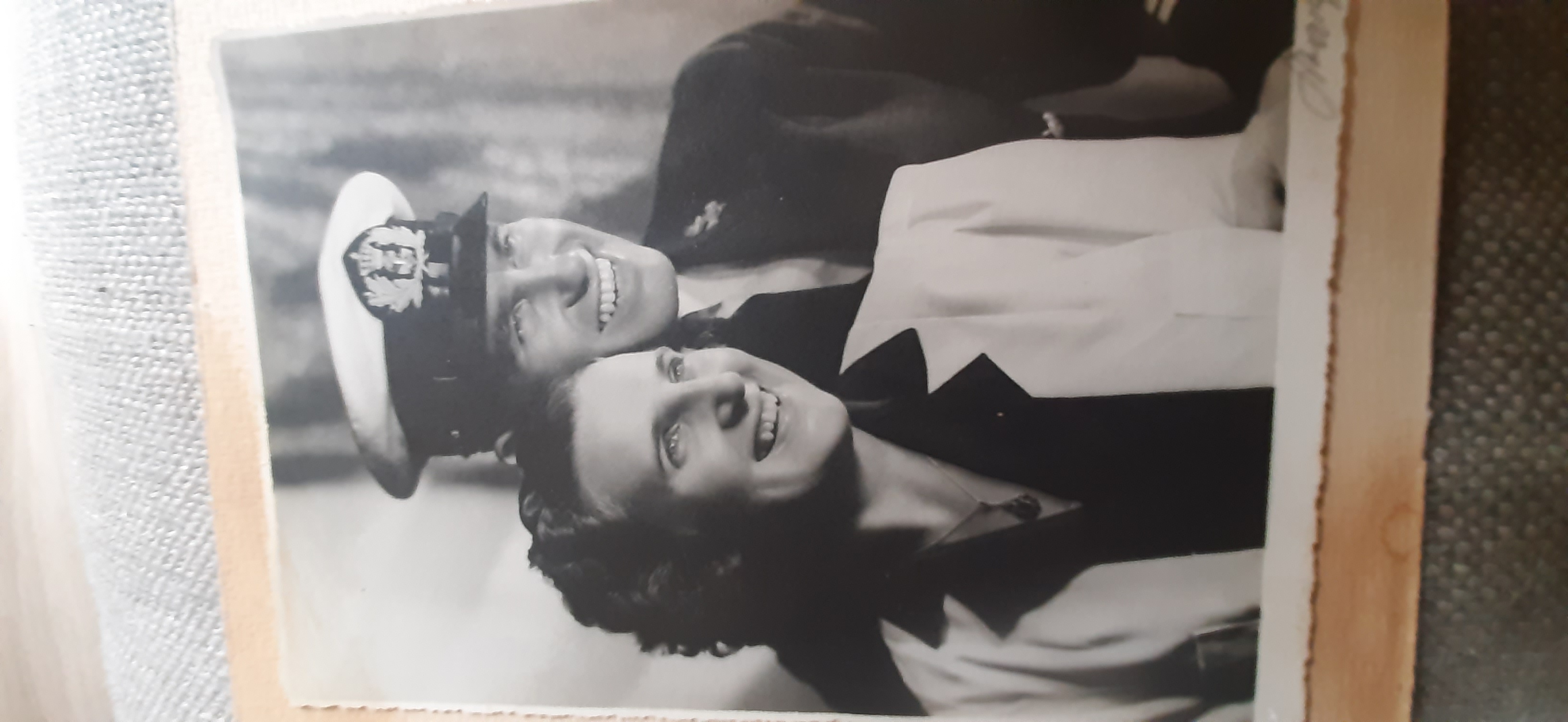 Samen met zijn geliefde B.L.J.M. schoonheyt, foto genomen in Soerabaja