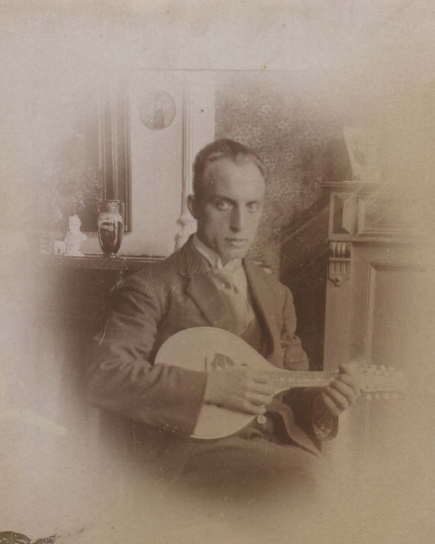 Hendrik Sjakes met ukulele