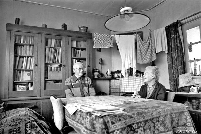 Maria Aalders-de Grood samen met haar man Koos (Jacobus) Aalders geportreteerd voor hun 60-jarige huwlijk