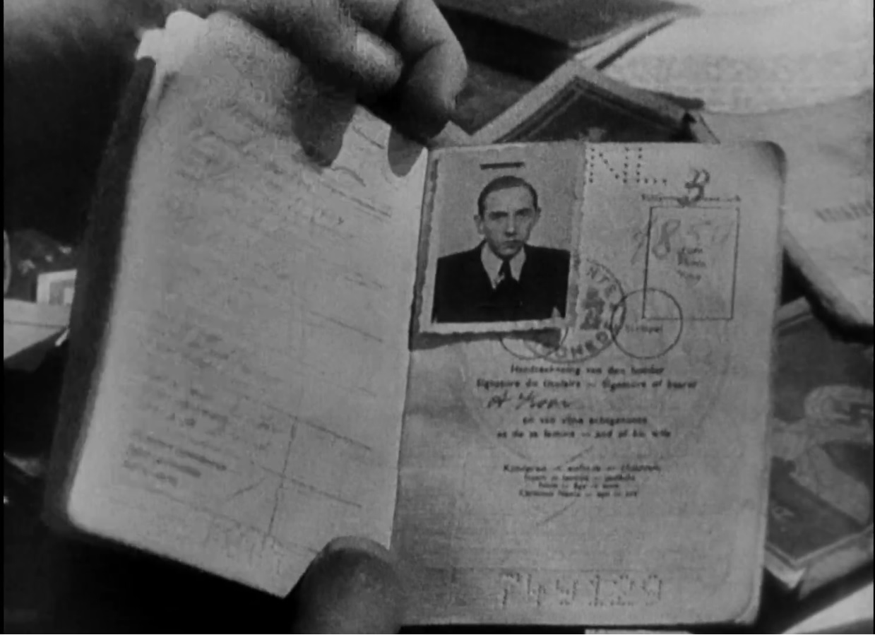 Paspoort Albert Kooi uit documentaire uit 1944: Majdanek - Cmentarzysko Europa