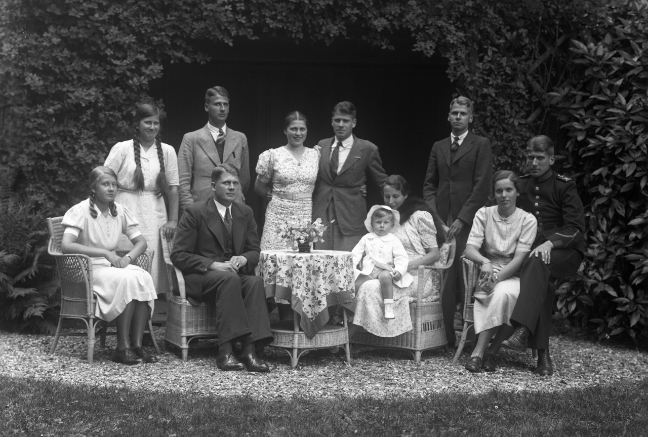 Groepsportret van het gezin Van Tuyll van Serooskerken in de tuin van slot Zuylen (1938-1939). A.F. van Tuyll van Serooskerken is de middelste heer (staand op de tweede rij)