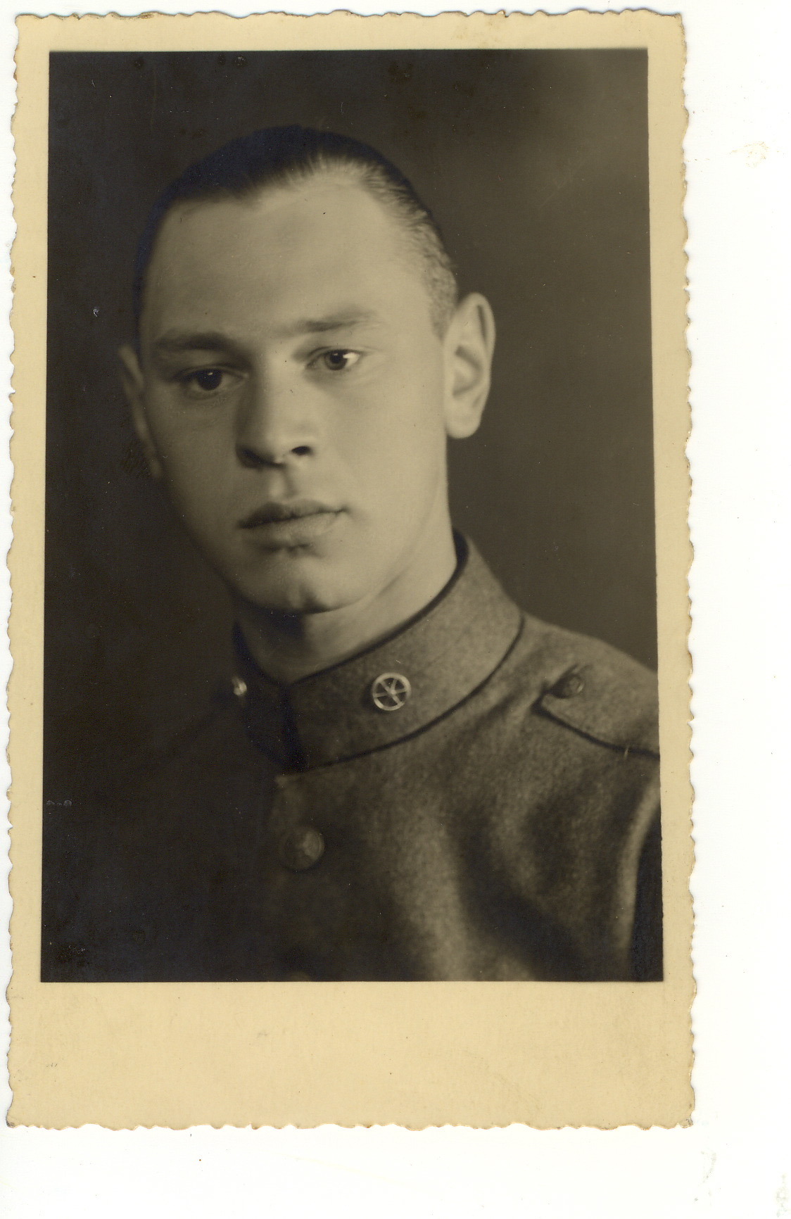 Jan de Man geb. 19-5-1918 Middelharnis In marine uniform