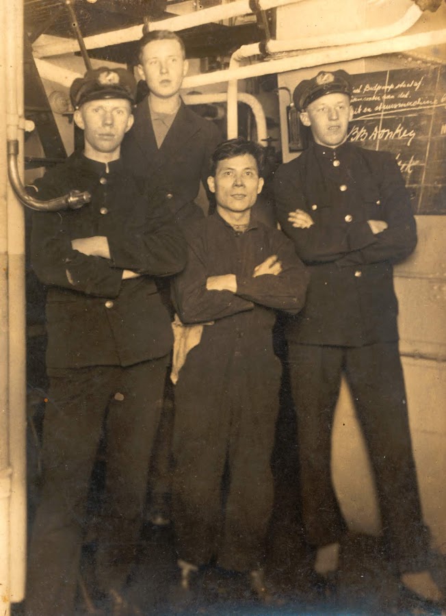 Groepsfoto van zijn tijd aan boord een koopvaardijschip