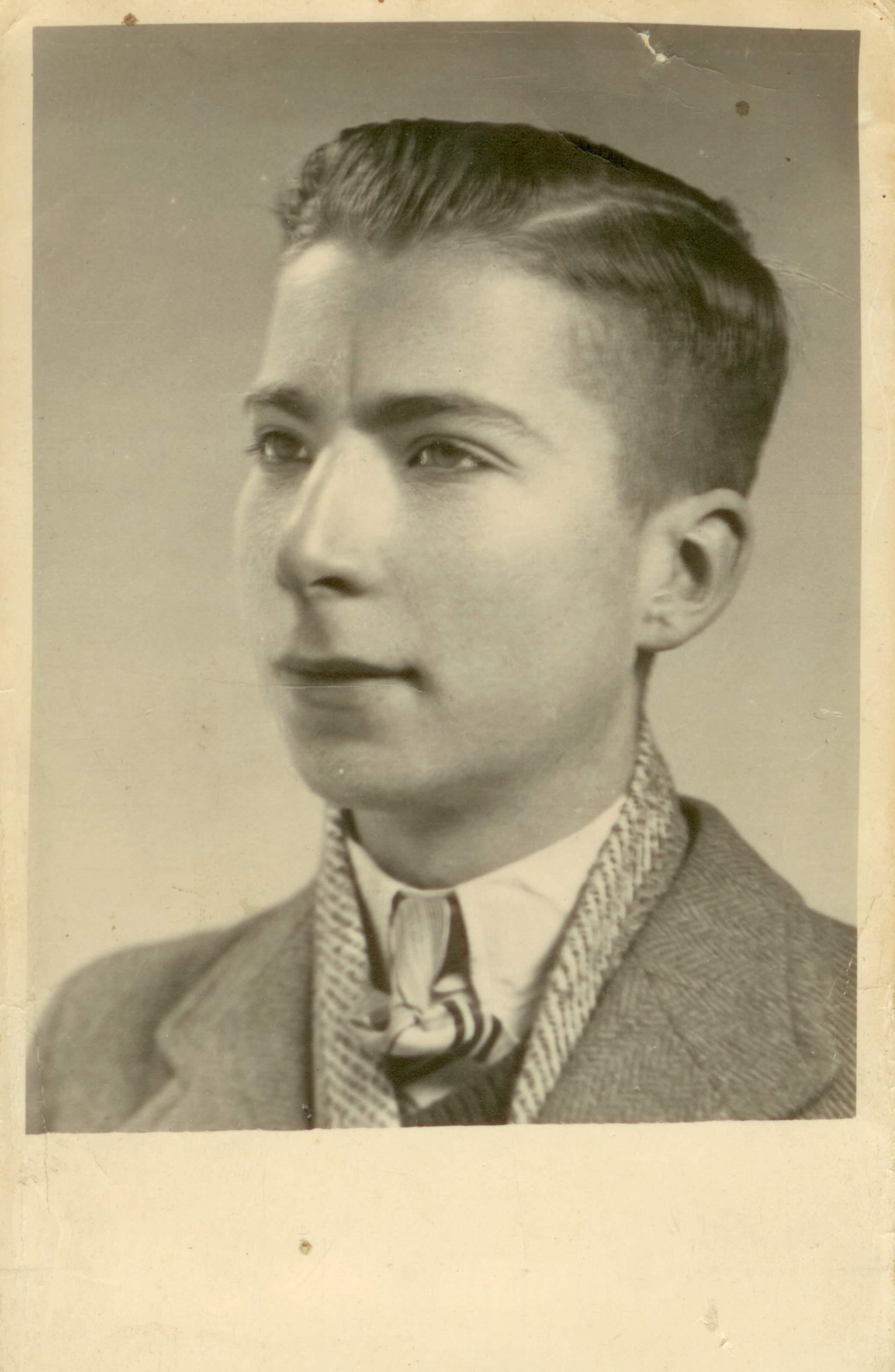 foto van Dirk; genomen net voor zijn vertrek naar Duitsland, febr.1943