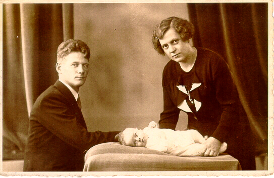 Henk Schelling en zijn vrouw Agnes Domnick met dochter Mary Schelling in Domburg