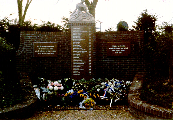 Volledige weergave herdenkingsmonument slachtoffers WO II op de begraafplaats van Domburg.