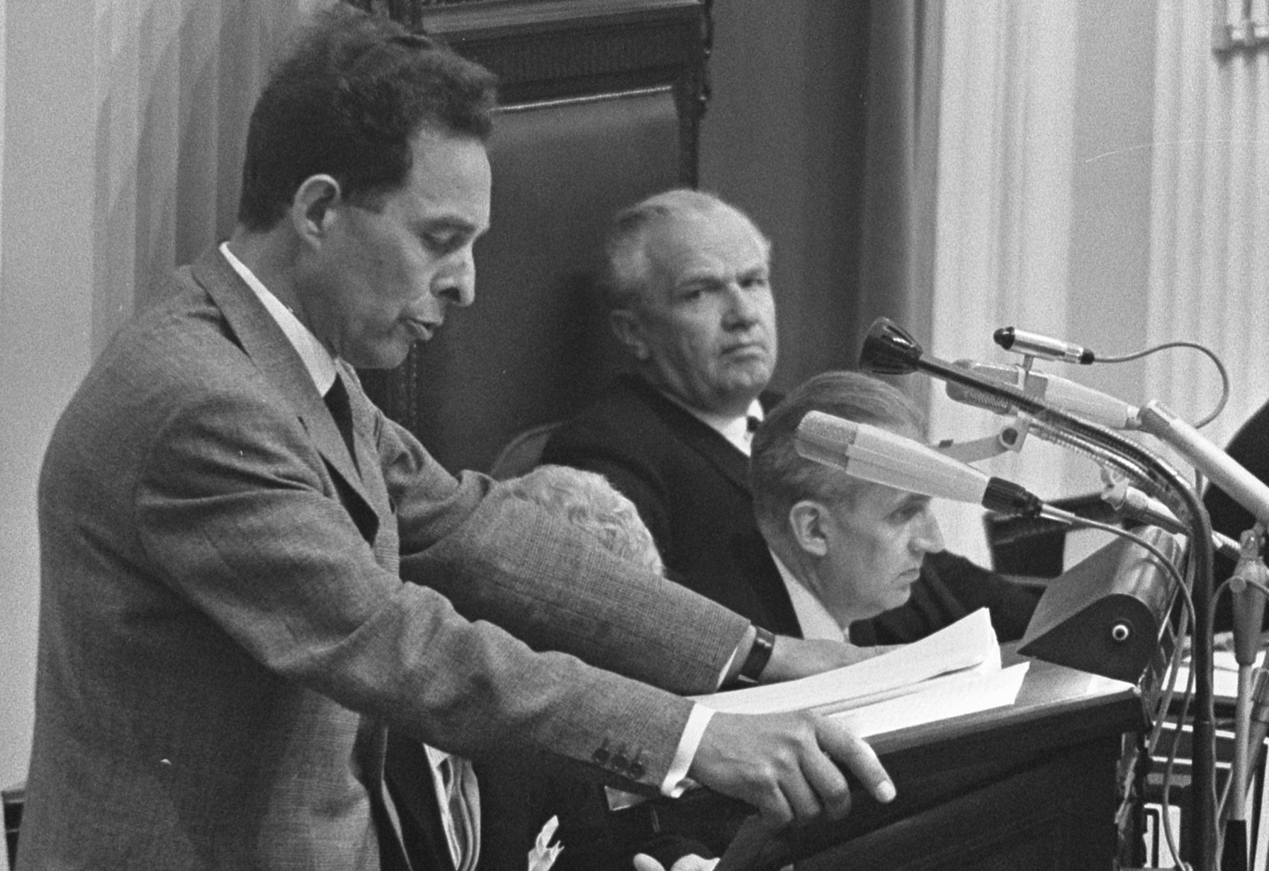 Van Lier tijdens debat (1966)